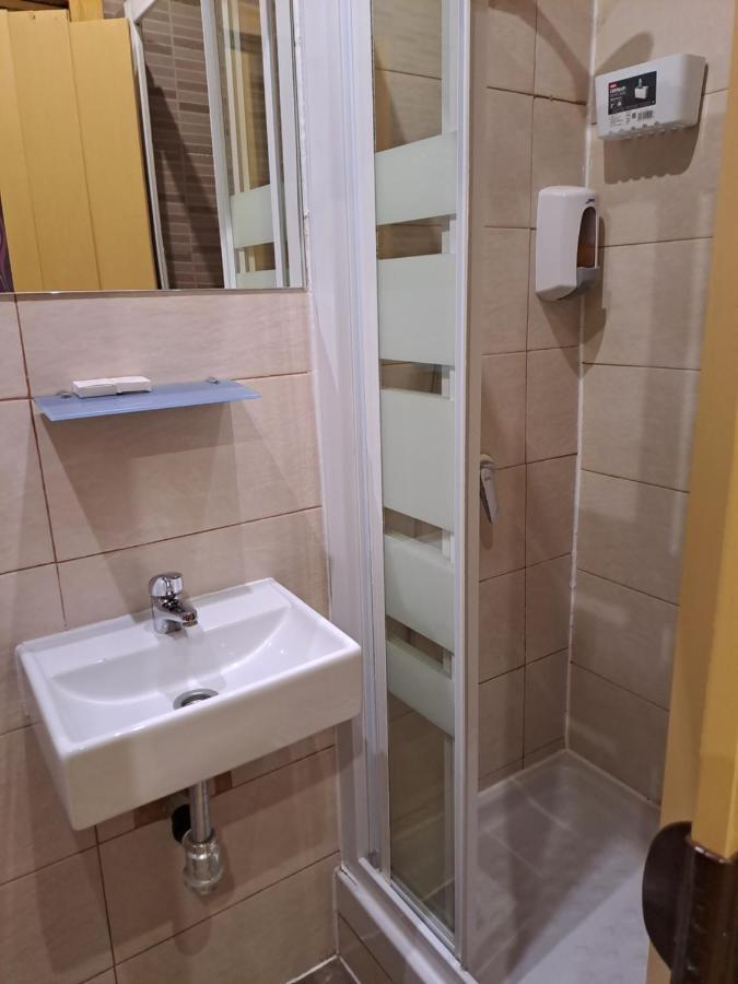Hostal Abel Victoriano Madrid Exterior photo