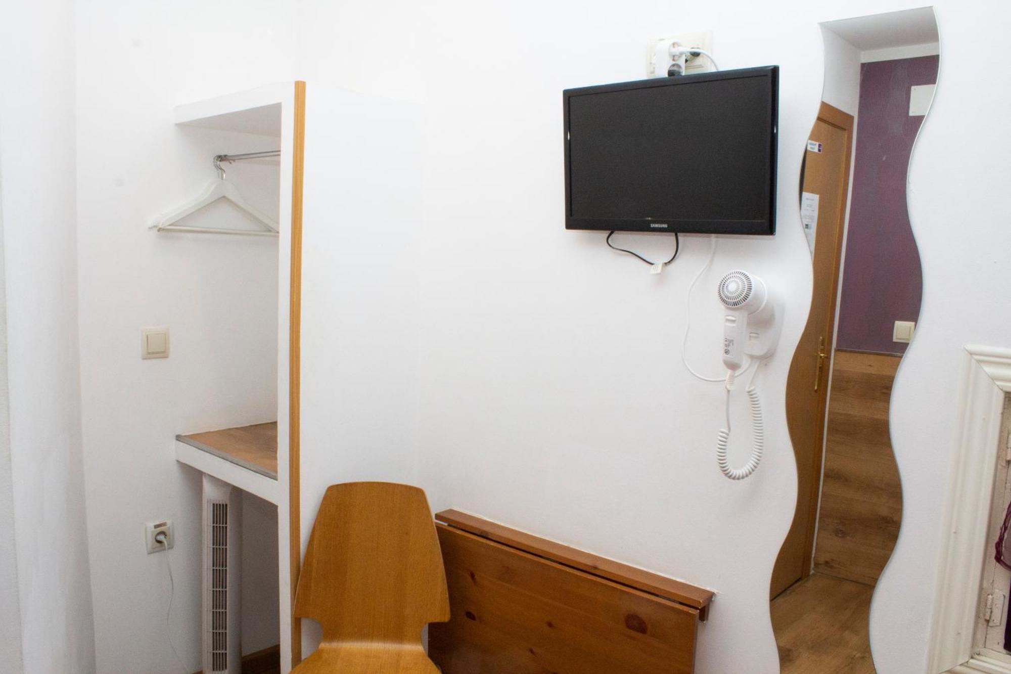 Hostal Abel Victoriano Madrid Exterior photo