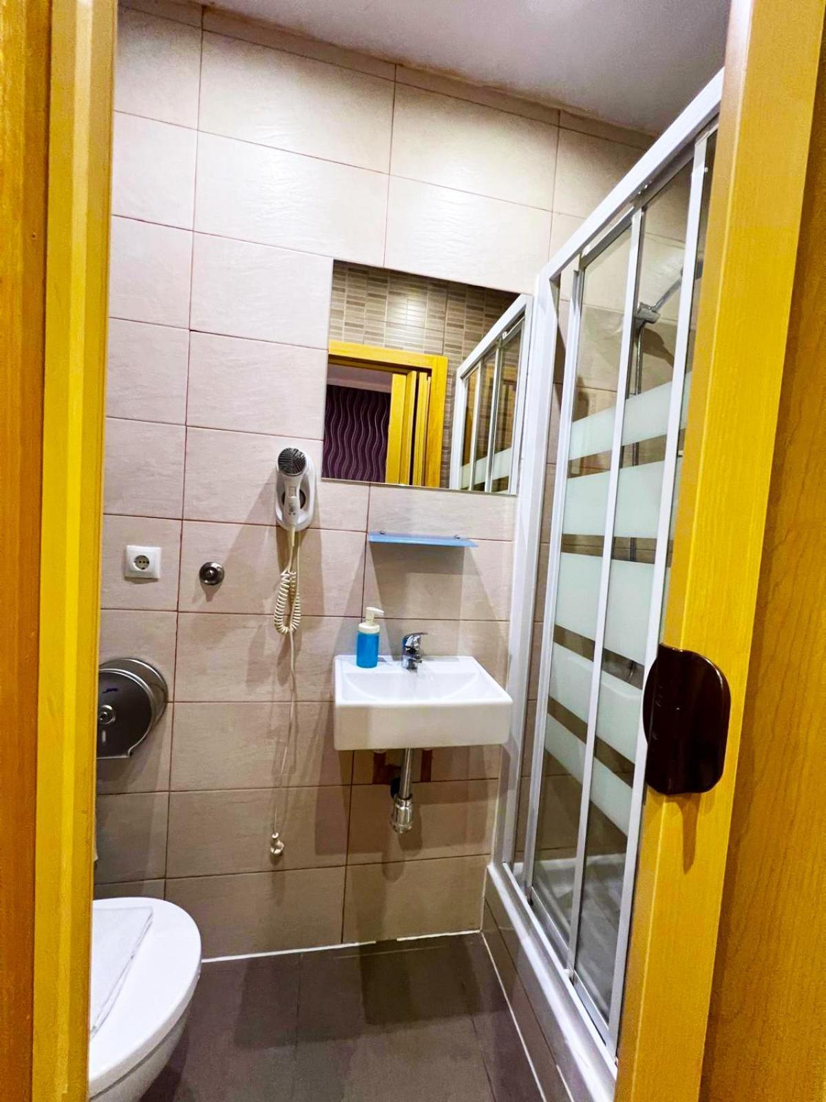 Hostal Abel Victoriano Madrid Exterior photo